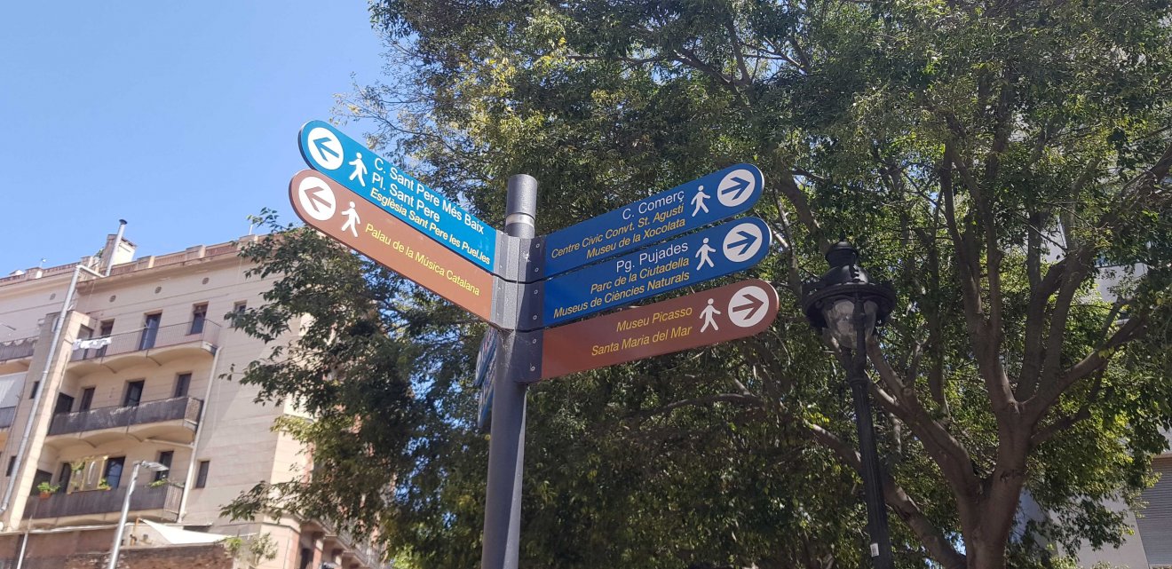 Barcelonai turistajelző táblák. A világvárosban nagyon jó a gyalogos közlekedést is  elősegítő tájékoztatás •  Fotó: Makkay József