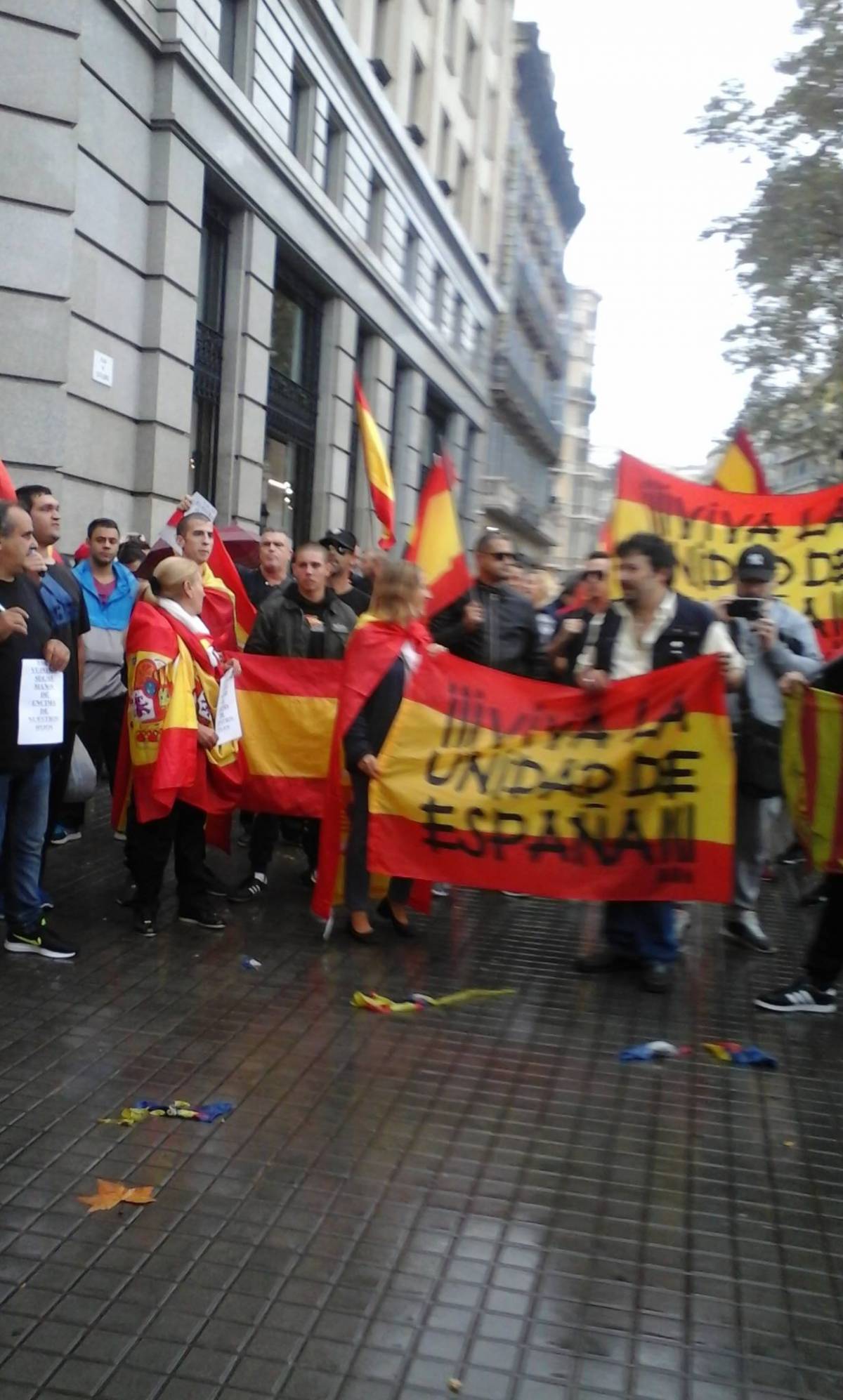 Ellentüntetők, akik Madrid mellett tették le a voksukat &bullet;  Fotó: Bagosi Hajnal