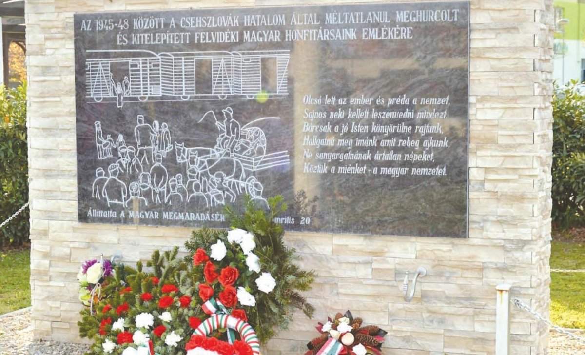 A meghurcolt és kitelepített felvidéki magyarok emlékműve Dunaszerdahelyen &bullet;  Fotó: Felvidék.ma