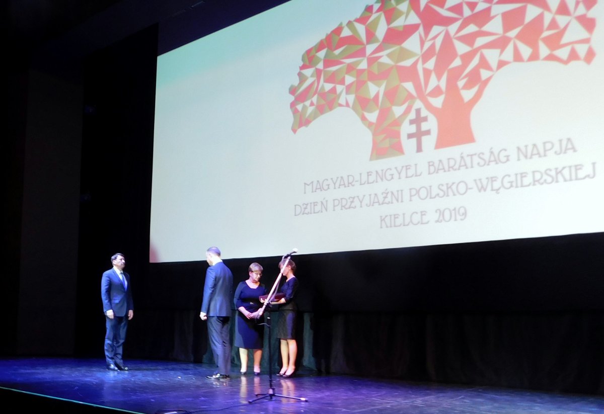 A lengyel államfő átadja a magyar államelnöknek a fehér Sas-rendet &bullet;  Fotó: Bagosi Hajnal