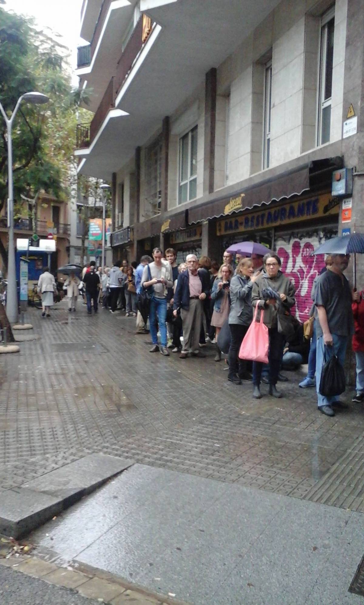 Reggeli sor a szavazóhelyiségek előtt: pár órával később a rendőrség mindenhol brutálisan oszlatott &bullet;  Fotó: Bagosi Hajnal