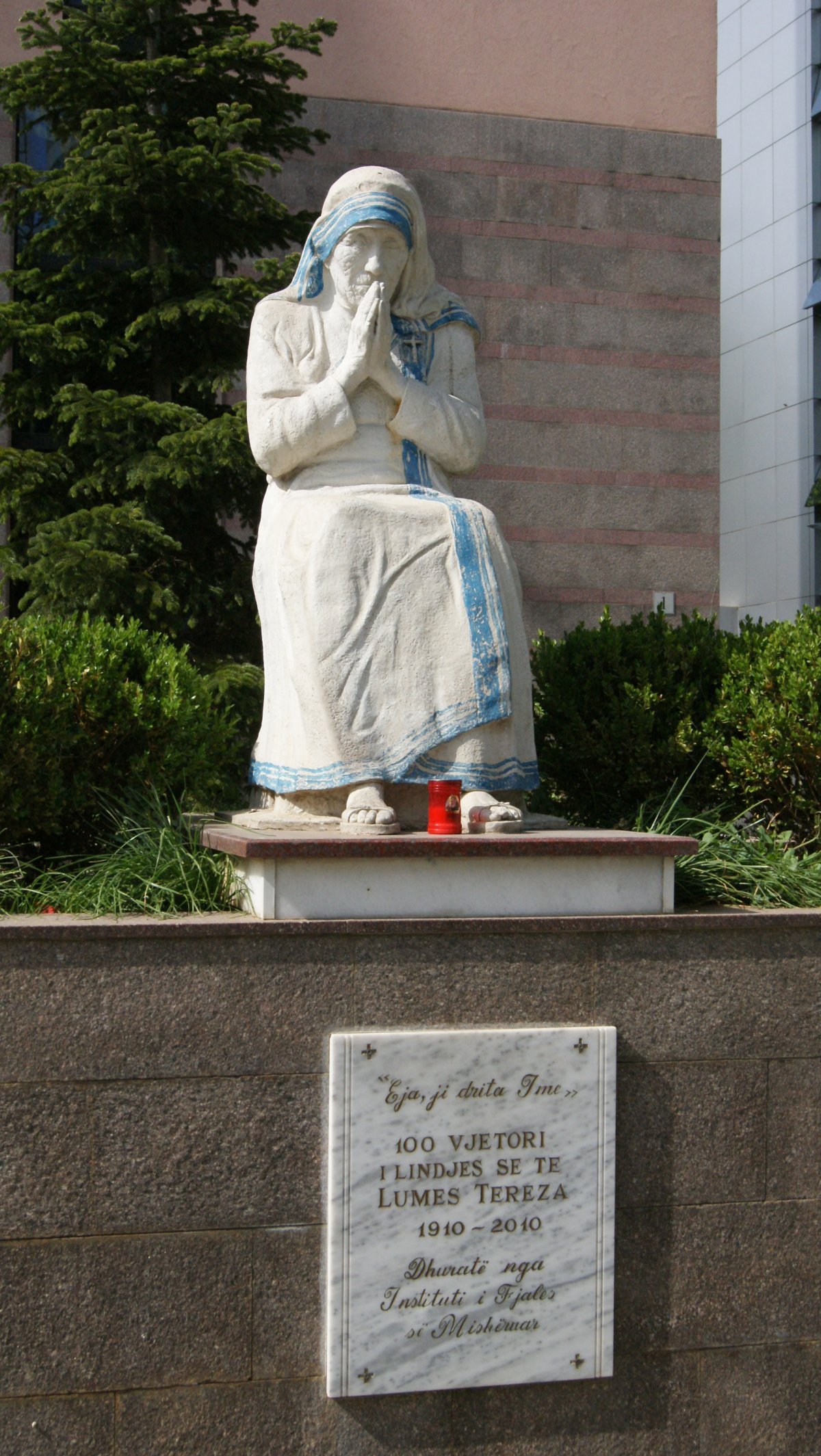 Teréz anya szobra a Szent Pál-székesegyház kertjében &bullet;  Fotó: Csermák Zoltán