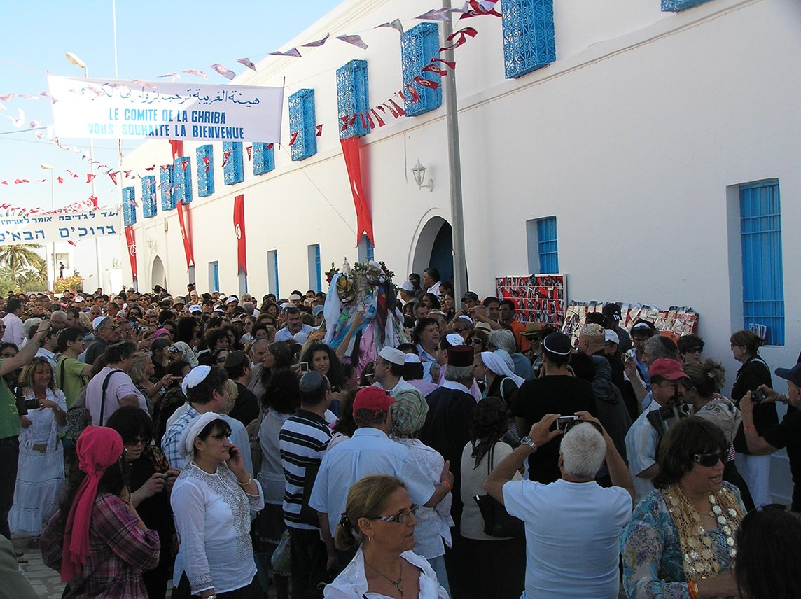 Zarándokok Tuniszban. Az egykori zsidó közösség leszármazottjai turistaként térnek vissza szüleik földjére &bullet;  Fotó: Csermák Zoltán