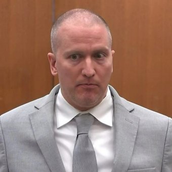 Súlyos állapotban van a George Floyd-gyilkosság miatt elítélt amerikai rendőr, akit megkéseltek a börtönben