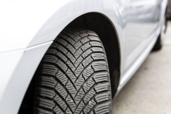 Nem csak a jeges, havas útra kell a téli gumiabroncs