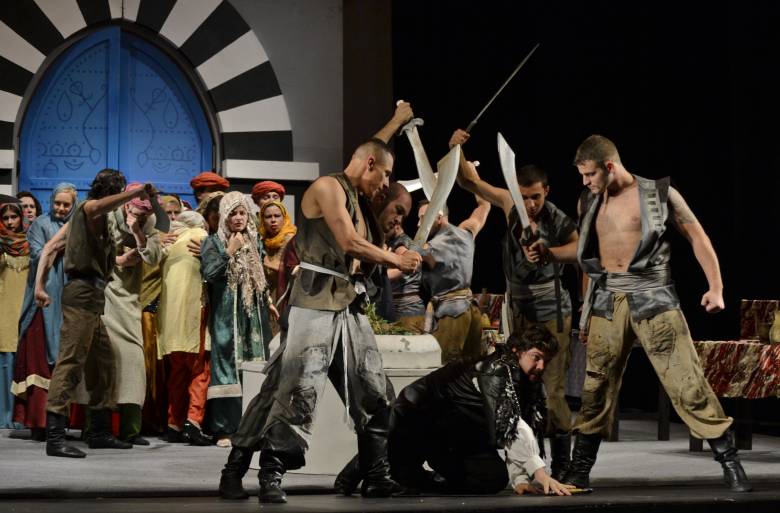 Szerethető előadás: kedves hősök, macsó tündérfik, orientális gonoszok kavarognak a színpadon •  Fotó: Kolozsvári Magyar Opera