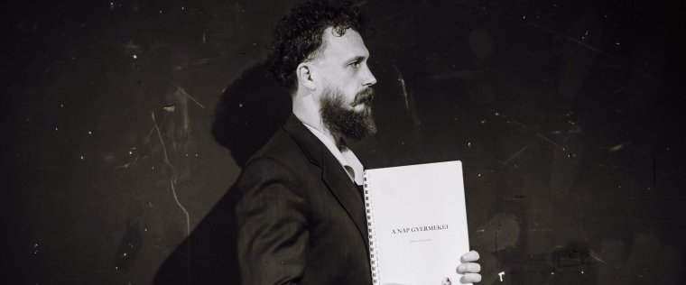 Ne identitássimogatásra használjuk a színházat, hanem tükörnek! – Beszélgetés Botos Bálint rendezővel