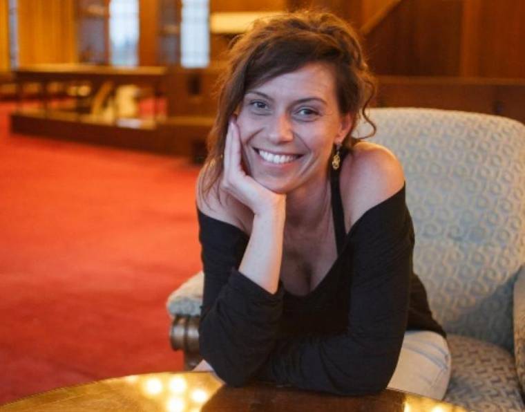 Vidéki nőből bombázó titkos ügynök