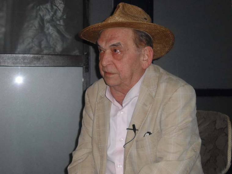 Egy kedves sárkány a mozi előcsarnokában