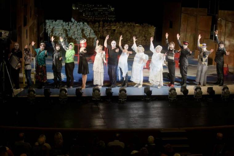 A korokon átívelő idegenség drámája