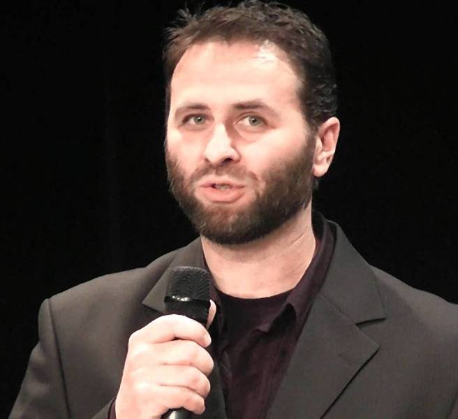 Romos csipkegyárban, egymás kezét fogva