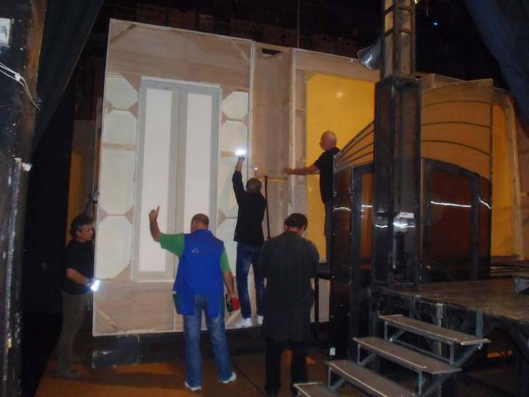 Minden este takarásban