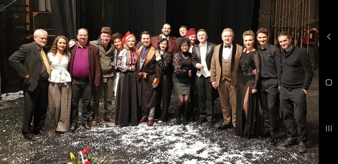 A kabaréelőadás szilveszteri csoportképe. A nézők imádják a revüműsorokat •  Fotó: Facebook/Madarász Lóránt