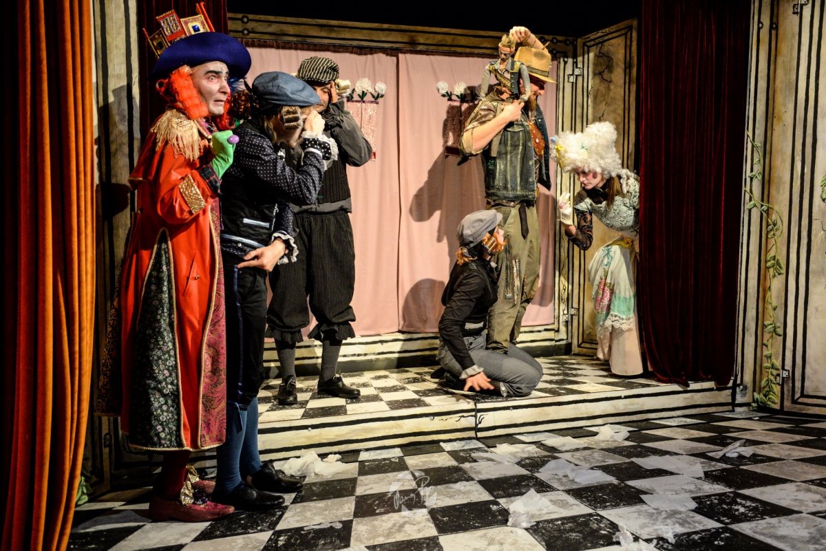 Az arisztokrácia szép napjait idéző kosztümök is lekötötték a gyerekek fi gyelmét • Fotó: Puck Bábszínház