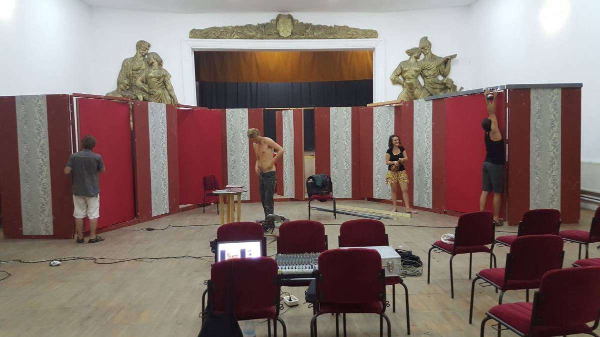 Készülődés az előadásra: a művészek mindent maguk végeznek &bullet;  Fotó: Bánsági Vándorszínház