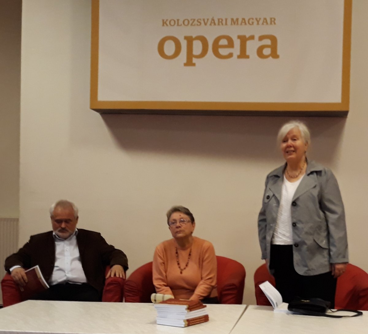 Szép Gyula igazgató, Laskay Adrienne és Jánky Mária bemutatják a nagy érdeklődésre számító színháztörténeti kötetet &bullet;  Fotó: Nánó Csaba