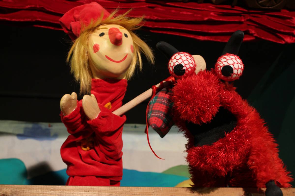 A bábelőadásból kiderül, hogy az ördögöt is el lehet űzni &bullet;  Fotó: Puck bábszínház