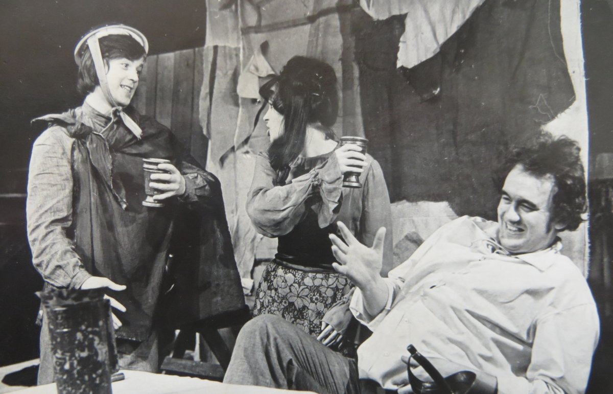 Sata Árpád (balra) egy színi előadásban &bullet;  Fotó: Archív