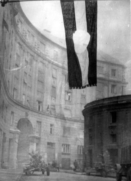 A Corvin köz a forradalom és szabadságharc alatt, a Rákosi-címertől megfosztott (lyukas) zászlóval •  Fotó: Wikipédia