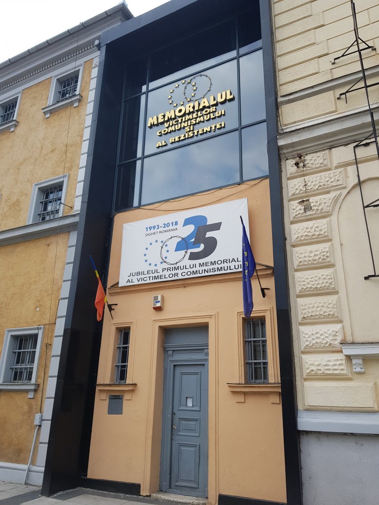 A máramarosszigeti börtönmúzeum főbejárata •  Fotó: Makkay József