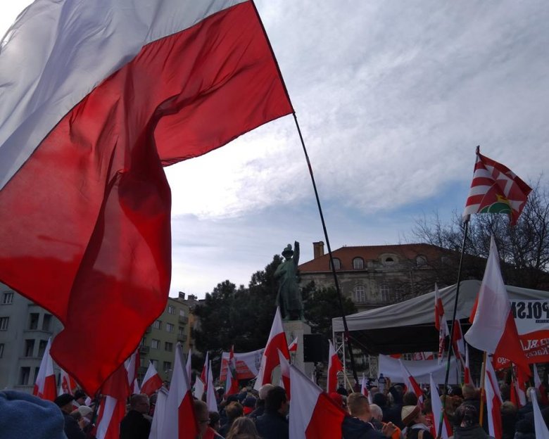 Lengyel zászlórengetegben a budapesti Bem-szobor március 15-én •  Fotó: Okos Márton