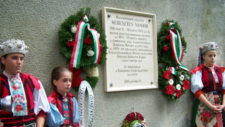 Szülőfalujában, Magyarókerekén 2014-ben avattak emléktáblát Keresztes Sándornak, a KDNP alapítójának •  Fotó: Okos Máron