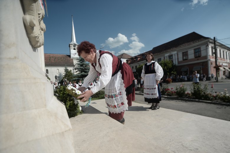 Koszorúzás Székelyudvarhelyen a Nemzeti Összetartozás Napján: az emlékezésnek gyógyírt kell kínálnia • Fotó: Barabás Ákos