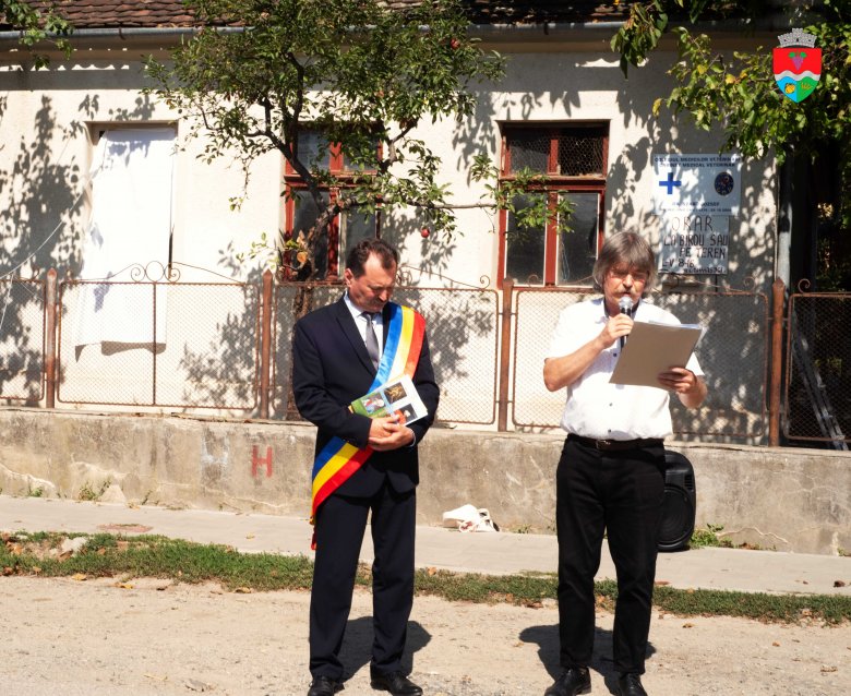 Boncidai Csaba polgármester társaságában Okos Márton olvassa fel a varsói intézet üdvözlő levelét •  Fotó: Facebook/Okos Márton