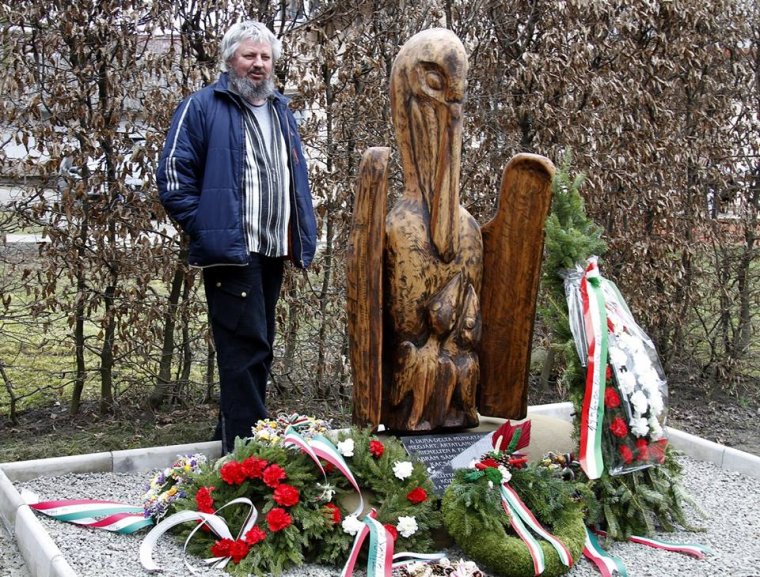 Pelikánszobor a mezőfelei áldozatokért