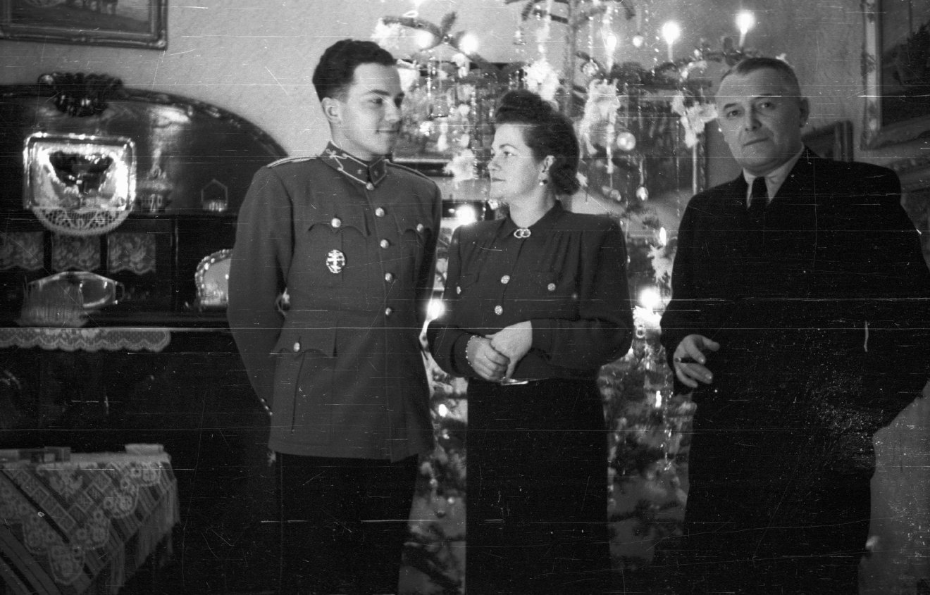Egy ludovikás kadét otthon tölti szüleivel a karácsonyt 1940-ben •  Fotó: Fortepan/Ludovika