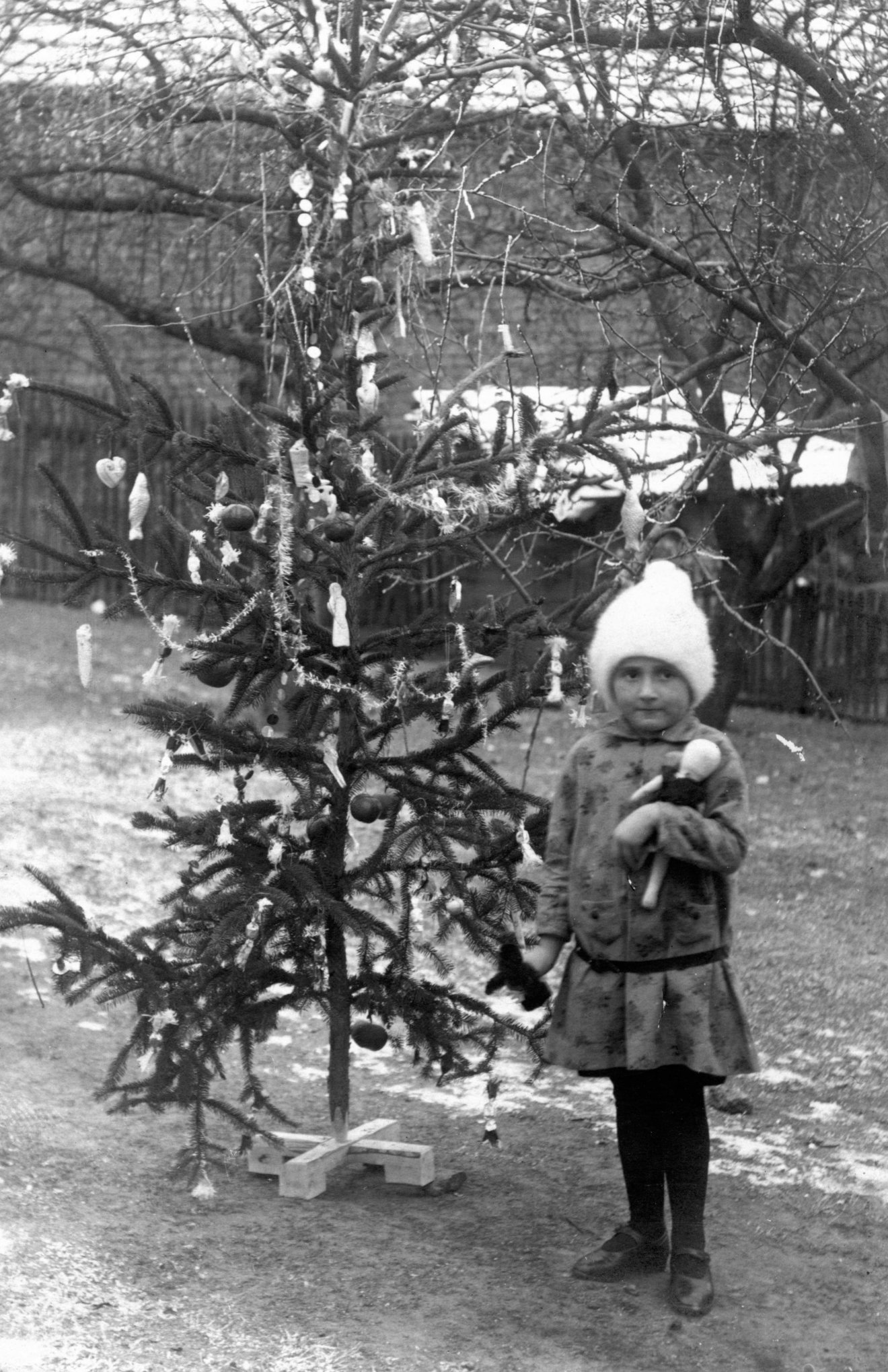 Lakóház udvarán felállított karácsonyfa,  1929 •  Fotó: Fortepan/Kővári Brigitta