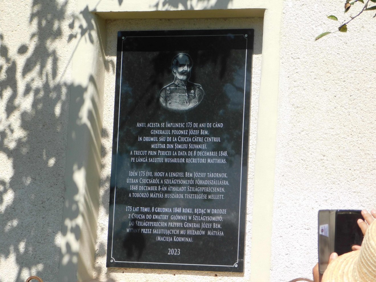 Az emléktábla 175 évvel ezelőtt a településre érkező Bem József emlékének adózik •  Fotó: Facebook/Okos Márton