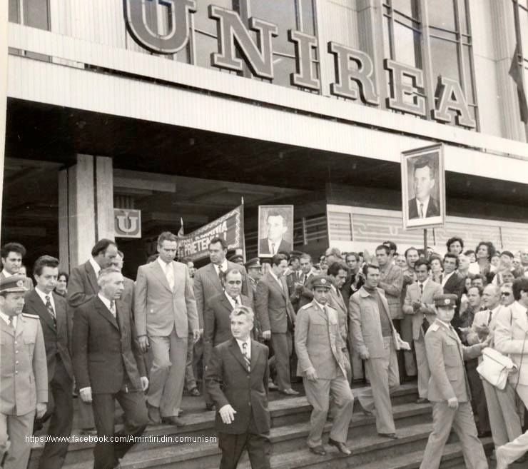Nicolae Ceașescu gyárlátogatáson Bukarestben •  Fotó: Facebook/Amintiri din comunism