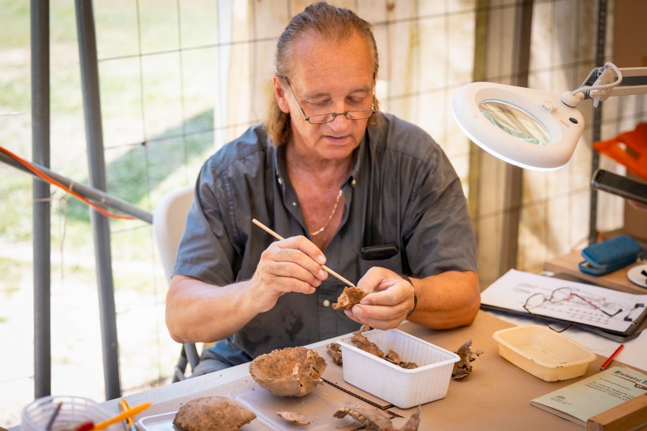 Dr. Pálfi György antropológus: a koponyán korábbi agyhártyagyulladás nyoma látható •  Fotó: Kovács-Jerney Ádám/Szegedi Tudományegyetem