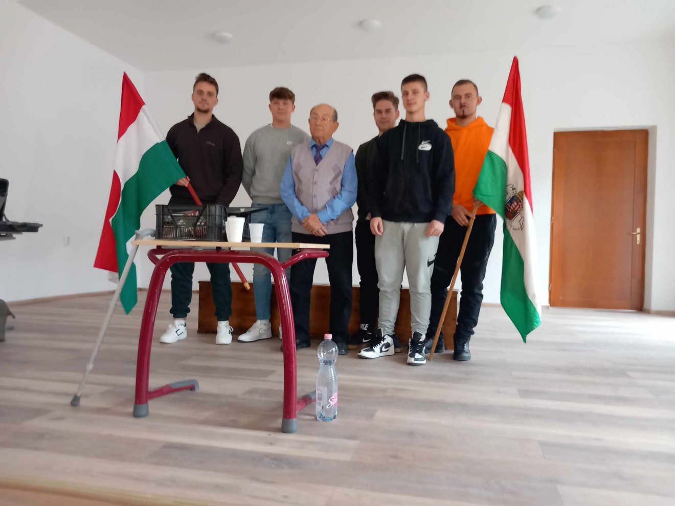 Csoportkép Vargas János Corvin-közi harcossal •  Fotó: Facebook/Krakkó Rudolf