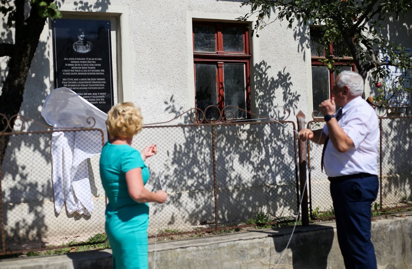 A Bem-emléktába ünnepélyes avatója az RMDSZ szenátora és parlamenti képviselője, Kovács Irénke és Seres Dénes részvételével •  Fotó: Facebook/Okos Márton