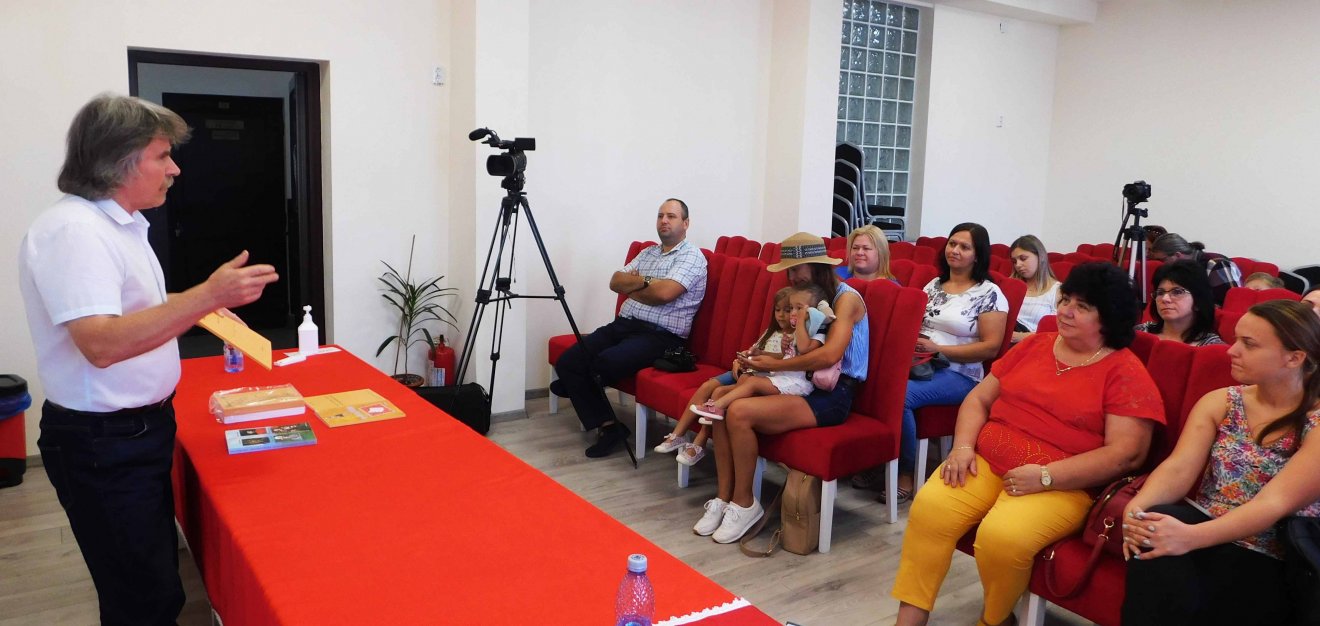 Okos Márton legújabb könyvéről, a Bem apó életrajzát bemutató kötetéről beszélt Szilágyperecsenben •  Fotó: Facebook/Okos Márton