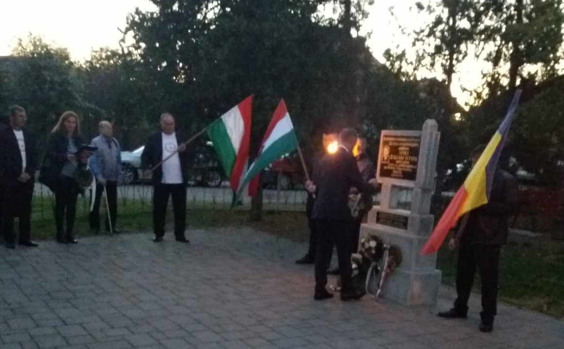 Koszorúzás az 1956-os forradalmár Zolcsák István emlékművénél Lázáriban •  Fotó: Facebook/Krakkó Rudolf