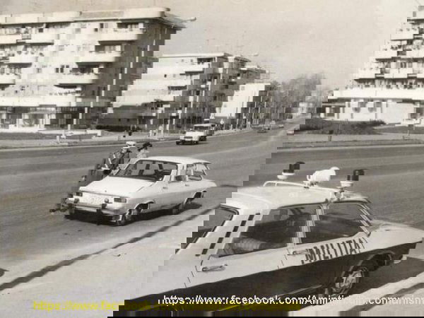 A milícia közúti ellenőrzése. A gyér forgalomban senki nem úszta meg •  Fotó: Facebook/Amintiri din comunism