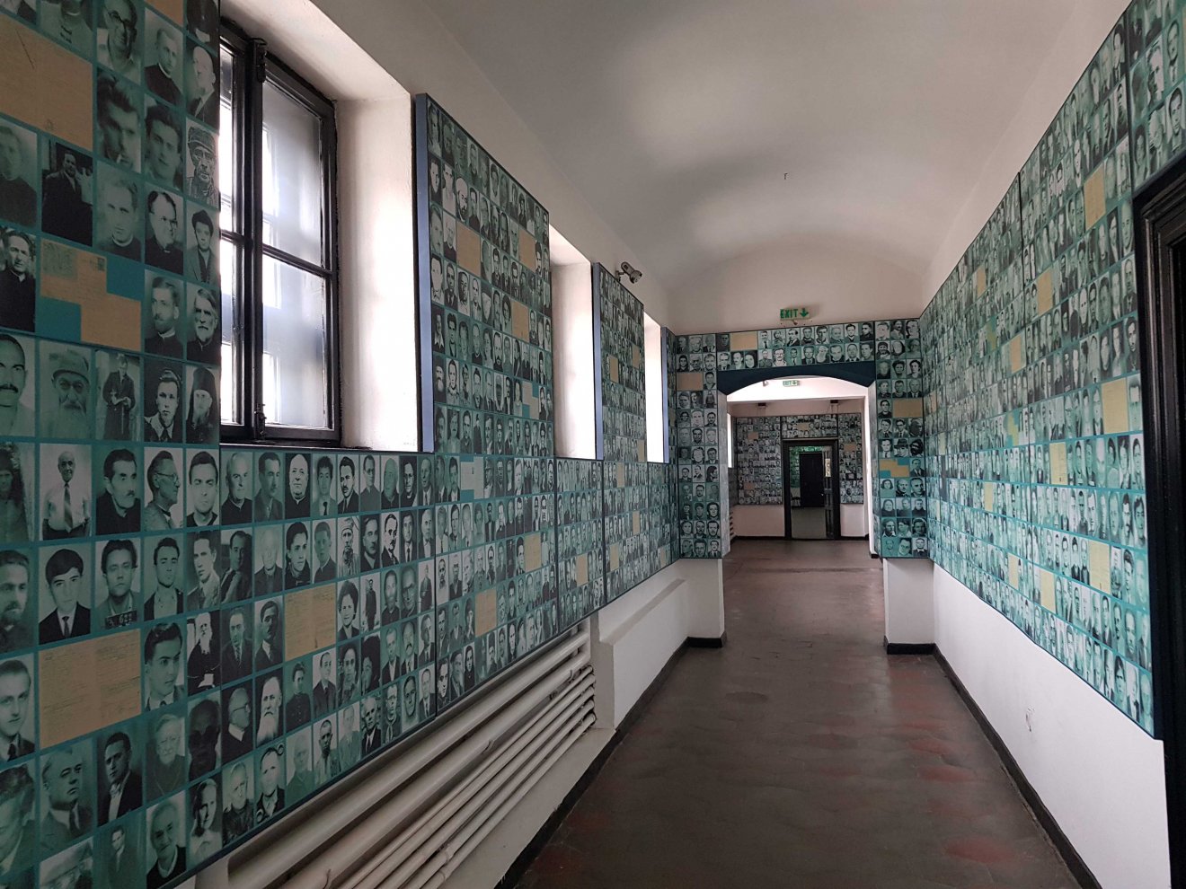 A kommunizmus idejében bebörtönzött politikai foglyok arcképcsarnoka a máramarosszigeti börtönmúzeumban • Fotó: Makkay József