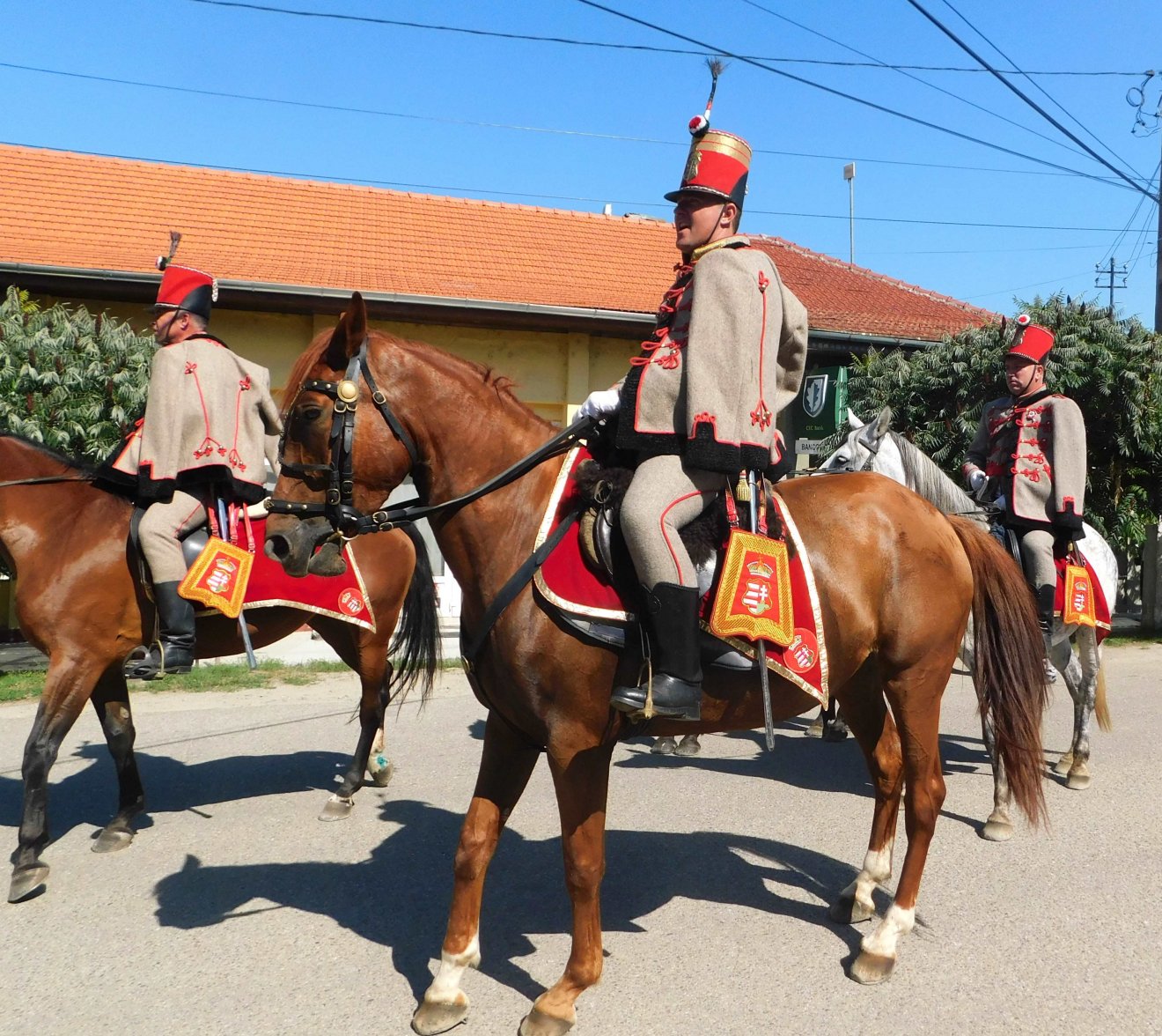 A perecseni  ünnepség színfoltja, a Mátyás-huszárok felvonulása •  Fotó: Facebook/Okos Márton