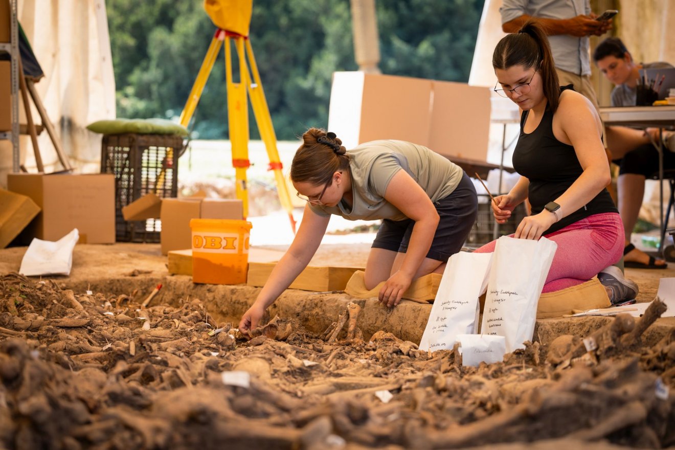 Kocsmár Réka és Vágvölgyi Lili, az SZTE antropológus PhD-hallgatói a feltáráson •  Fotó: Kovács-Jerney Ádám/Szegedi Tudományegyetem
