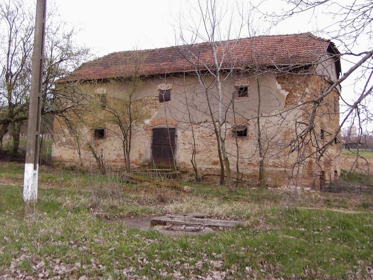 A kúria mögött álló pajta, amelyben a koronát vélhetőleg elásták &bullet;  Fotó: Sütő Éva