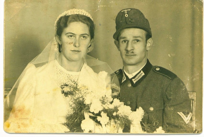 Az esküvői képen a német fiatalember már katonaegyenruhában feszít &bullet;  Fotó: Archív