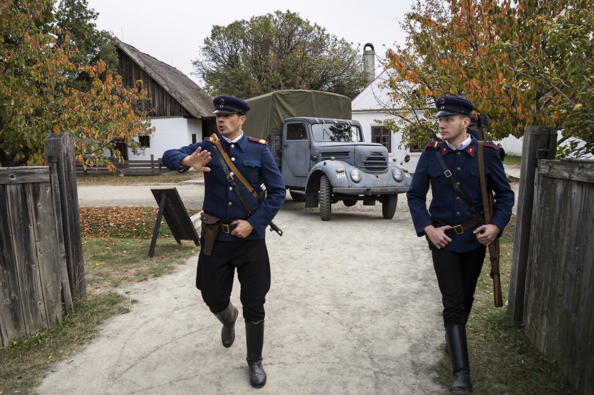 A szentendrei Skanzenben színészek elevenítették fel az ötvenes évek falusi eseményeit &bullet;  Fotó: MTI