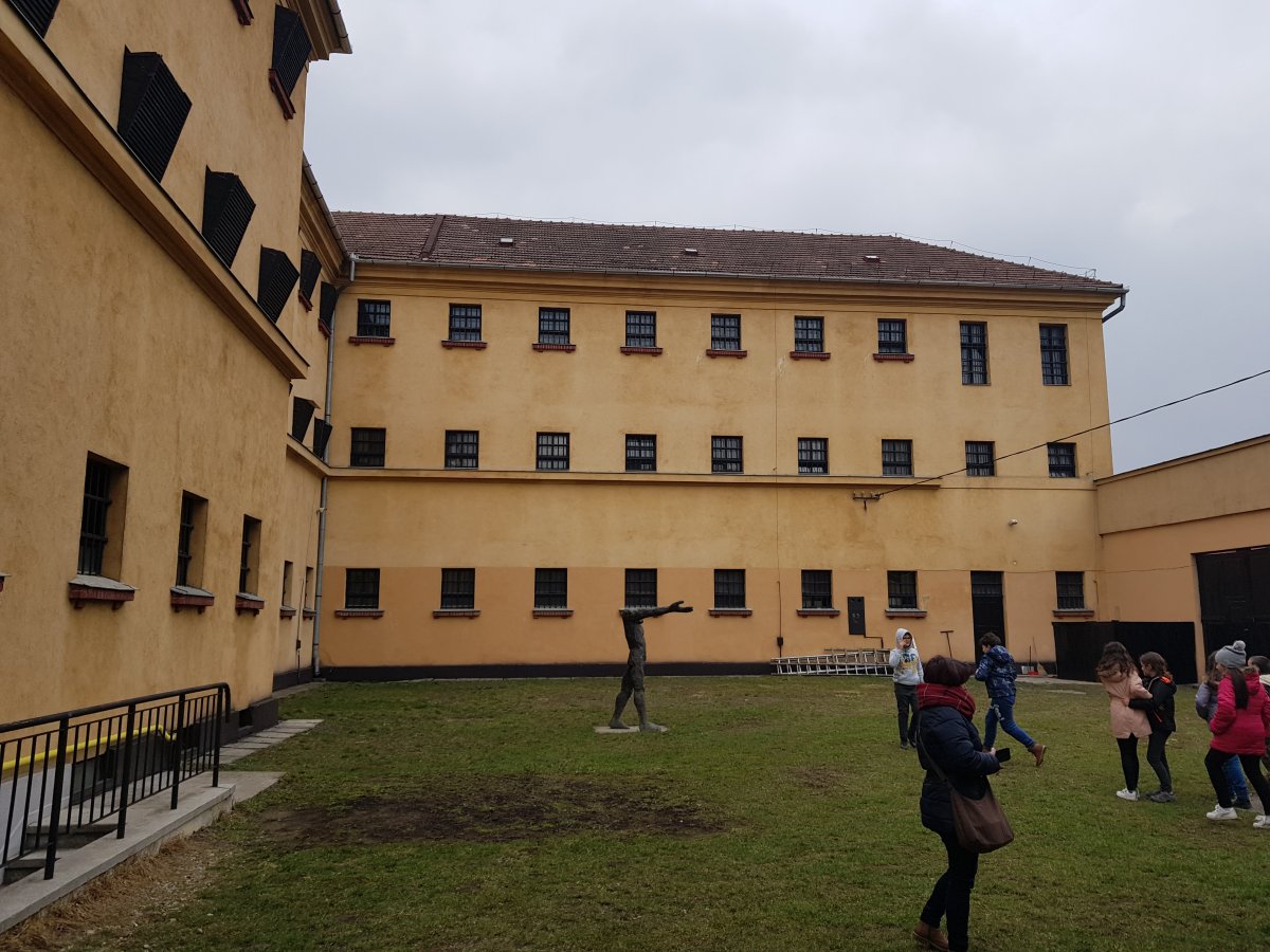 A mai békés börtönudvar. Hetven éve senki nem tudta, hogy politikai börtön volt Máramarosszigeten &bullet;  Fotó: Makkay József