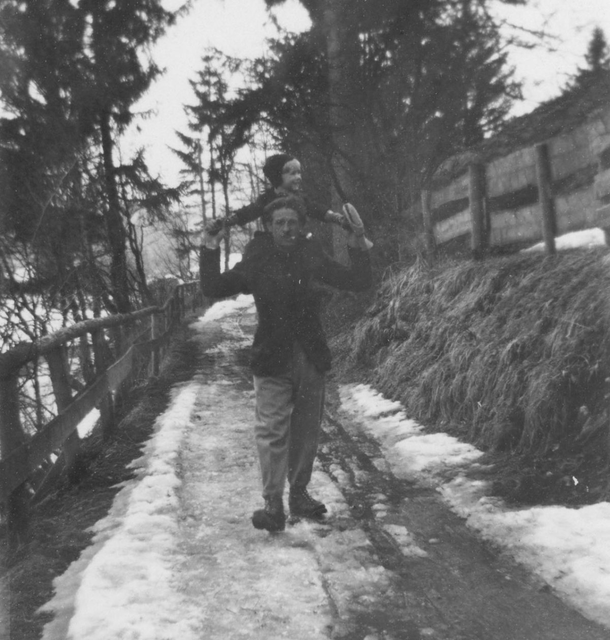 Erdei úton nyakában fiával, Theodorral &bullet;  Fotó: Archív