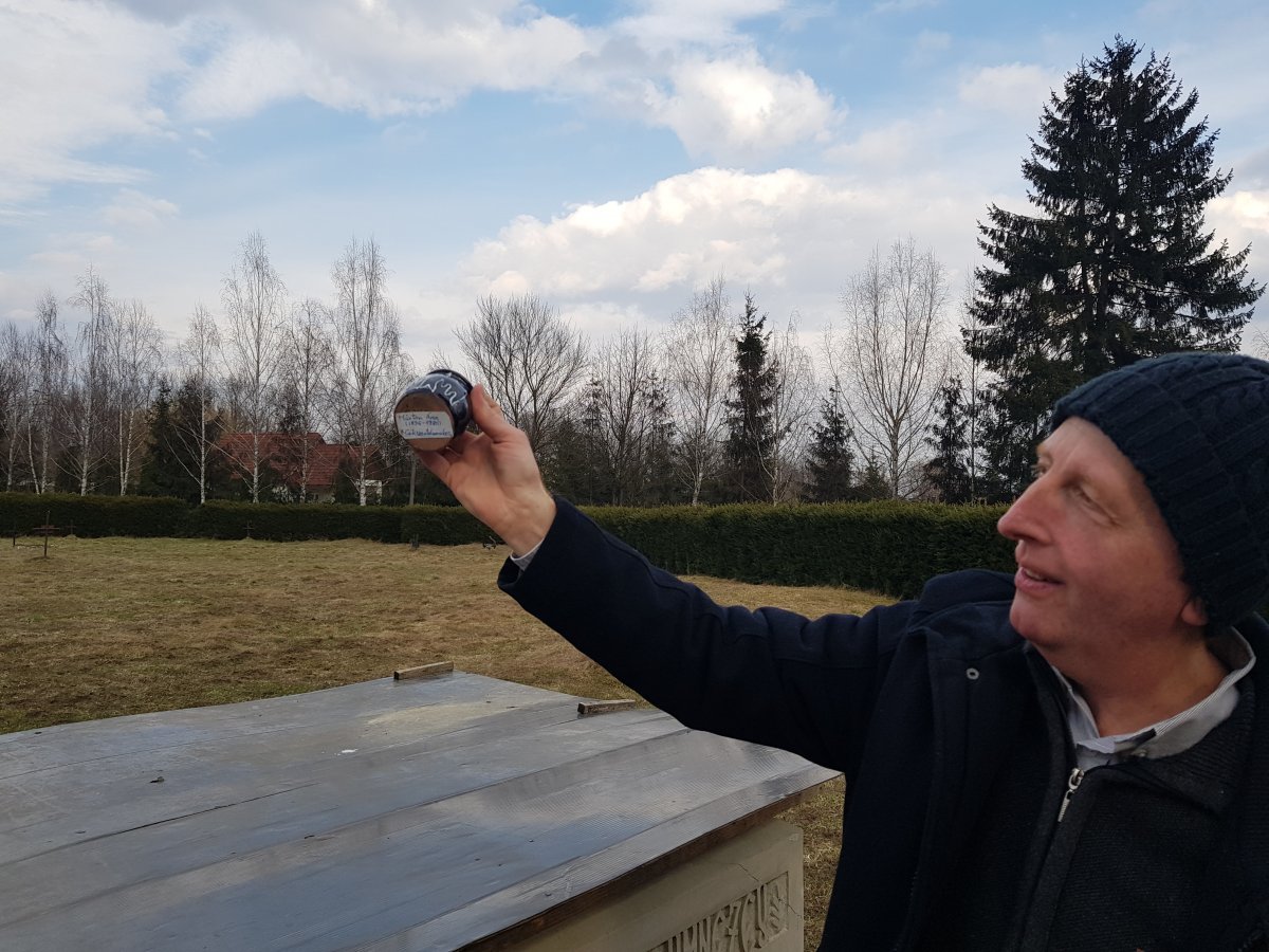 Fürtös Róbert Márton Áron szülőfalujából származó földes urnát mutat. A hozzátartozók így emlékeznek az egykori elhurcoltakra &bullet;  Fotó: Makkay József