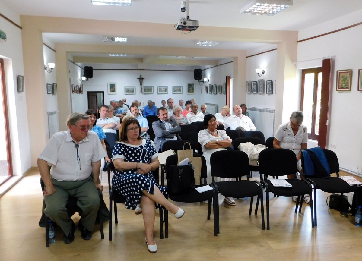 A katolikus közösségi ház. Népes közönség előtt zajlottak a konferencia munkálatai &bullet;  Fotó: Okos Márton