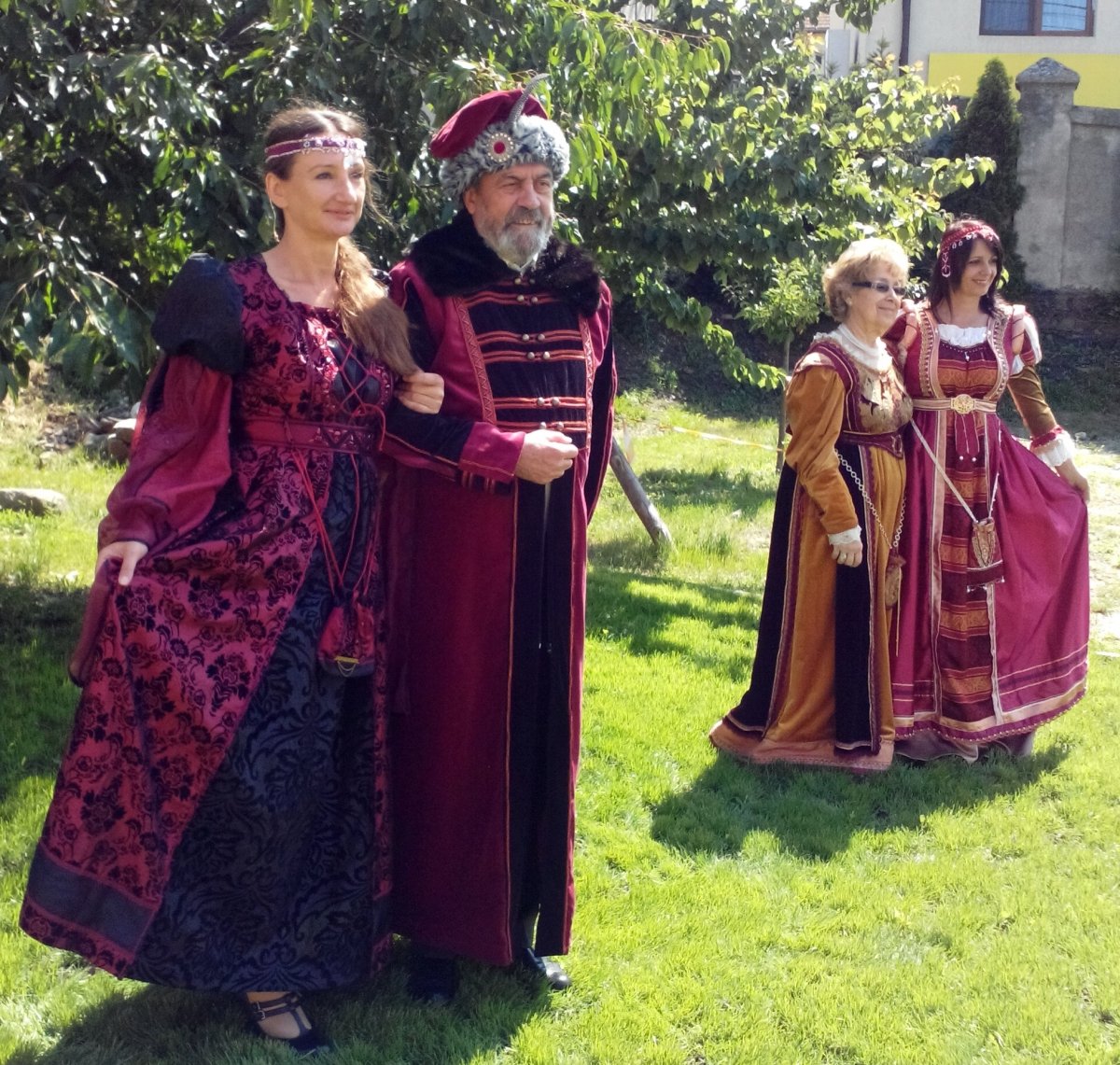 Szelessné Csizmadia Márta textilművész korszakot idéző ruhakölteményei &bullet;  Fotó: Nánó Csaba